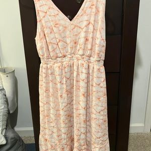 Peach and white sun dress with ties on the back that go around the neck. V-neck